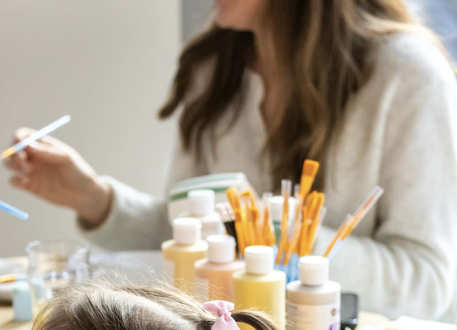 Peinture sur céramique avec les enfants à Rennes : une activité créative à partager en famille